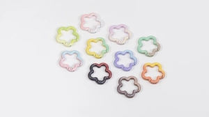 Makroaufnahme von 11 bunten Ombre-Legierung-Blumenhaken für DIY-Schlüsselanhänger