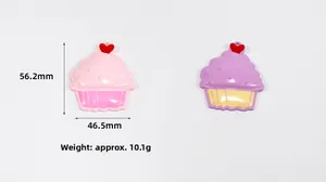 Détail de breloques cupcakes 3D colorées avec cœurs rouges pour porte-clés DIY
