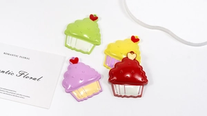 Vue détaillée de breloques cupcakes colorées en alliage avec cœurs rouges pour bijoux DIY