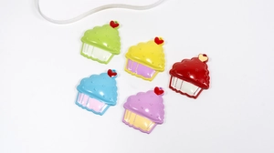 Lot de cinq breloques cupcakes colorées avec cœurs pour bijoux DIY et porte-clés