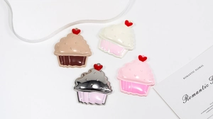 Gros plan de breloques cupcake colorées avec détails cœurs pour bijoux artisanaux