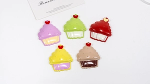 Vue détaillée de 5 breloques cupcake DIY colorées avec petits cœurs pour bijoux créatifs