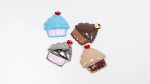 Vue macro de pendentifs cupcakes en alliage coloré pour le bricolage et les porte-clés DIY