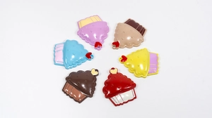 Pendentifs cupcakes colorés pour bijoux DIY avec petits détails de cœur et tons vifs