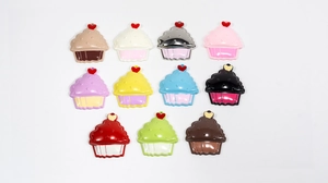 Détail de onze pendentifs cupcakes en alliage coloré avec cœurs pour bijoux DIY