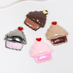 Lot de quatre breloques cupcake en alliage coloré pour la création de bijoux DIY
