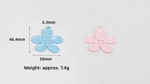 Vue détaillée du pendentif fleur bleu ciel avec quatre trous centraux et 50mm largeur