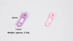 Dettaglio di ciondoli a spilla rosa e viola in lega, peso circa 2,35 g e lunghezza 32 mm