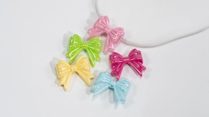 Detail van gekleurde acryl strikkralen met parelmoerglans voor DIY sieraden maken