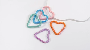 Mosquetones en forma de corazón con degradado de colores irisados para bolsos y llaves