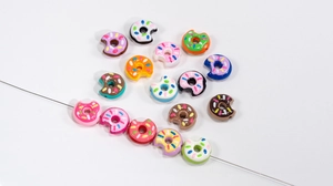 Macro-opname van kleurrijke acryl donut kralen met middengat voor DIY-sieraden maken