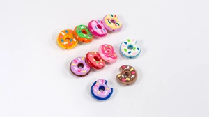 Detail van kleurrijke acryl donut kralen met spikkels voor DIY sieraden maken