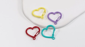Dettaglio di moschettoni colorati a forma di cuore per accessori portachiavi fai da te