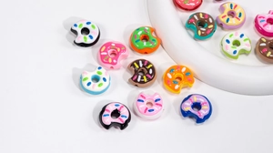 Macro-opname van kleurrijke acryl donut kralen met suikerglazuur voor DIY sieraden maken