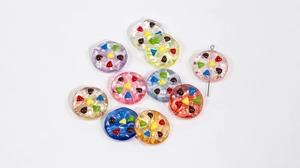 Makroaufnahme bunter runder Acrylperlen für DIY-Schmuck und Schlüsselanhänger-Bastelarbeiten