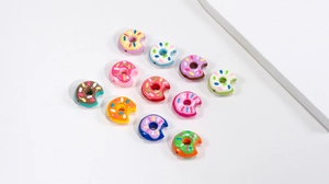Kleurrijke acryl donut hangers met bijtdetails en suikernaalden voor DIY handwerk