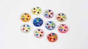 Makroaufnahme von bunten Acryl-Keksperlen mit 3D-Streuseln für DIY-Bastelarbeiten