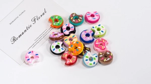 Macro-opname van kleurrijke acryl donutkralen met suikerhagels voor DIY-knutselen