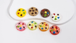 Makroansicht verschiedener Acryl-Keksperlen für DIY-Schmuck und Accessoires