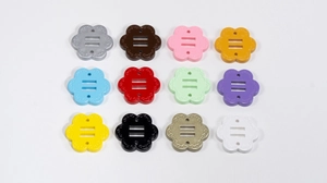 Dettaglio di dodici cursori a fiore fai-da-te colorati a 6 petali per accessori