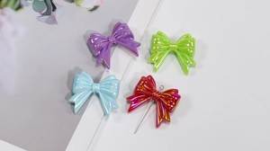 Macro-opname van glanzende acryl strik hangers in pastelkleuren met een parelglans