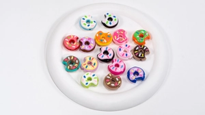 Macro-opname van kleurrijke acryl donut kralen met bijt-ontwerp voor DIY-sieraden
