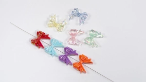 Detail van kleurrijke acryl strikkralen met iriserende AB-coating voor DIY-sieraden
