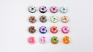 Macro-opname van 16 kleurrijke acryl donut kralen voor DIY sleutelhangers en sieraden