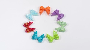 Gedetailleerde macro van acht gekleurde parelmoer acryl strikkralen voor DIY-sieraden maken