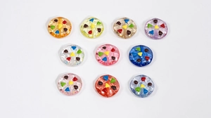 Makro-Detail von bunten Acryl-Keksperlen mit Facettenschliff für DIY-Schmuckherstellung