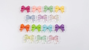 Macro-opname van iriserende acryl strikkralen in diverse felle kleuren voor DIY-sieraden