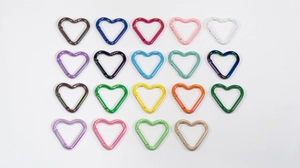 Mosquetones con forma de corazón y cierre de resorte en diecinueve colores vibrantes