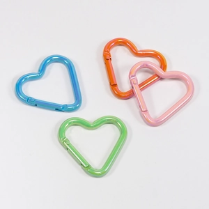 Juego de cuatro mosquetones de colores con forma de corazón en azul naranja rosa y verde