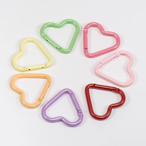 Set de siete mosquetones coloridos en forma de corazón con acabado metálico brillante