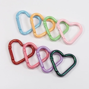 Mosquetones en forma de corazón de metal colorido para llaveros y accesorios, 8 colores vivos