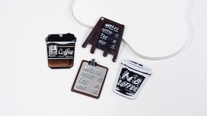 Dettagli dei ciondoli caffè in acrilico con design di menu e modelli di bicchieri