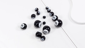 Macro-opname van zwarte biljart nummer 8 acrylkralen voor het maken van DIY-sieraden en hobby