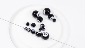Macro-opname van zwarte biljartbal 8 kralen in diverse maten voor DIY sieraden