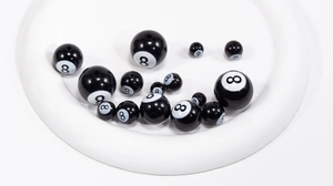 Macro-opname van glanzende zwarte 8-ball kralen in diverse maten voor DIY-sieraden