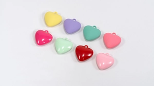 Ciondoli piatti a cuore in acrilico in colori assortiti con foro per gioielli fai da te