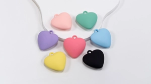 Ciondoli a cuore in acrilico piatto in vari colori opachi per gioielli fai-da-te e portachiavi