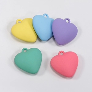 Cinque ciondoli a cuore in acrilico opaco colori pastello per gioielli e portachiavi fai-da-te