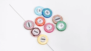 Gekleurde acryl pokerchips met numerieke waarden en gat voor DIY-sleutelhanger maken