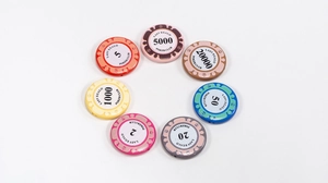 Detailweergave van kleurrijke acryl pokerchips kralen voor DIY sleutelhangers in kleuren