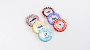 Gedetailleerd aanzicht van kleurrijke acryl pokerchips met kroonpatroon en numerieke waarde
