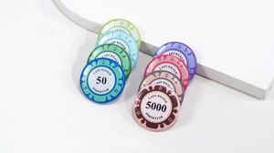 Macro-opname van kleurrijke acryl pokerchips met clubontwerp en waardeaanduidingen