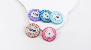 Detailweergave van gekleurde pokerchips met waarden en kroonlogo in Vegas-stijl