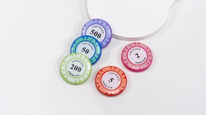 Gedetailleerde weergave van gekleurde acryl pokerchips met kroonreliëf en verschillende waarden