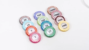 Macro-opname van gekleurde acryl pokerchips met diverse waarden op witte achtergrond