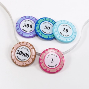 Set van kleurrijke acryl pokerchip-hangers met numerieke waarden en gladde textuur